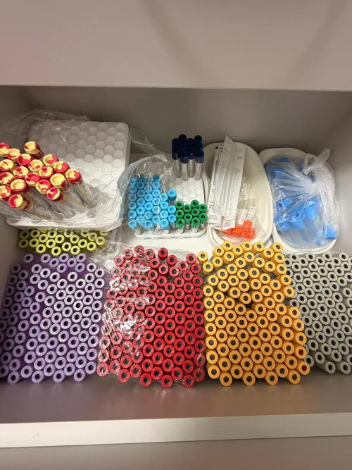 Asins analīzēm paredzētie stobriņi, kuros uzglabā asinis