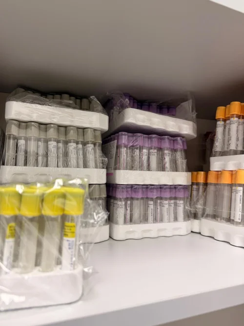 Asins analīzes savāc vakutaineros, lai tos nogādātu laboratorijā