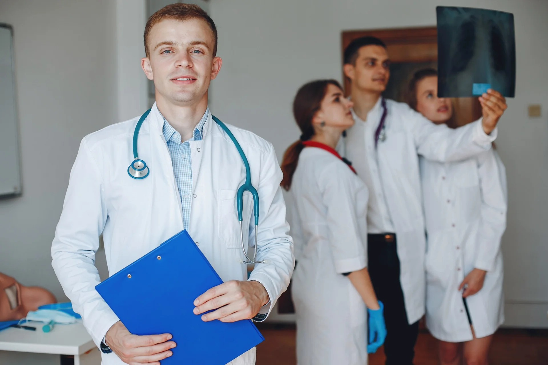 Doctors at Republikas laukuma klīnika reviewing a diagnostic scan together